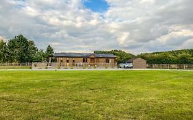Immaculate 3-Bedroom Private Lodge Near York