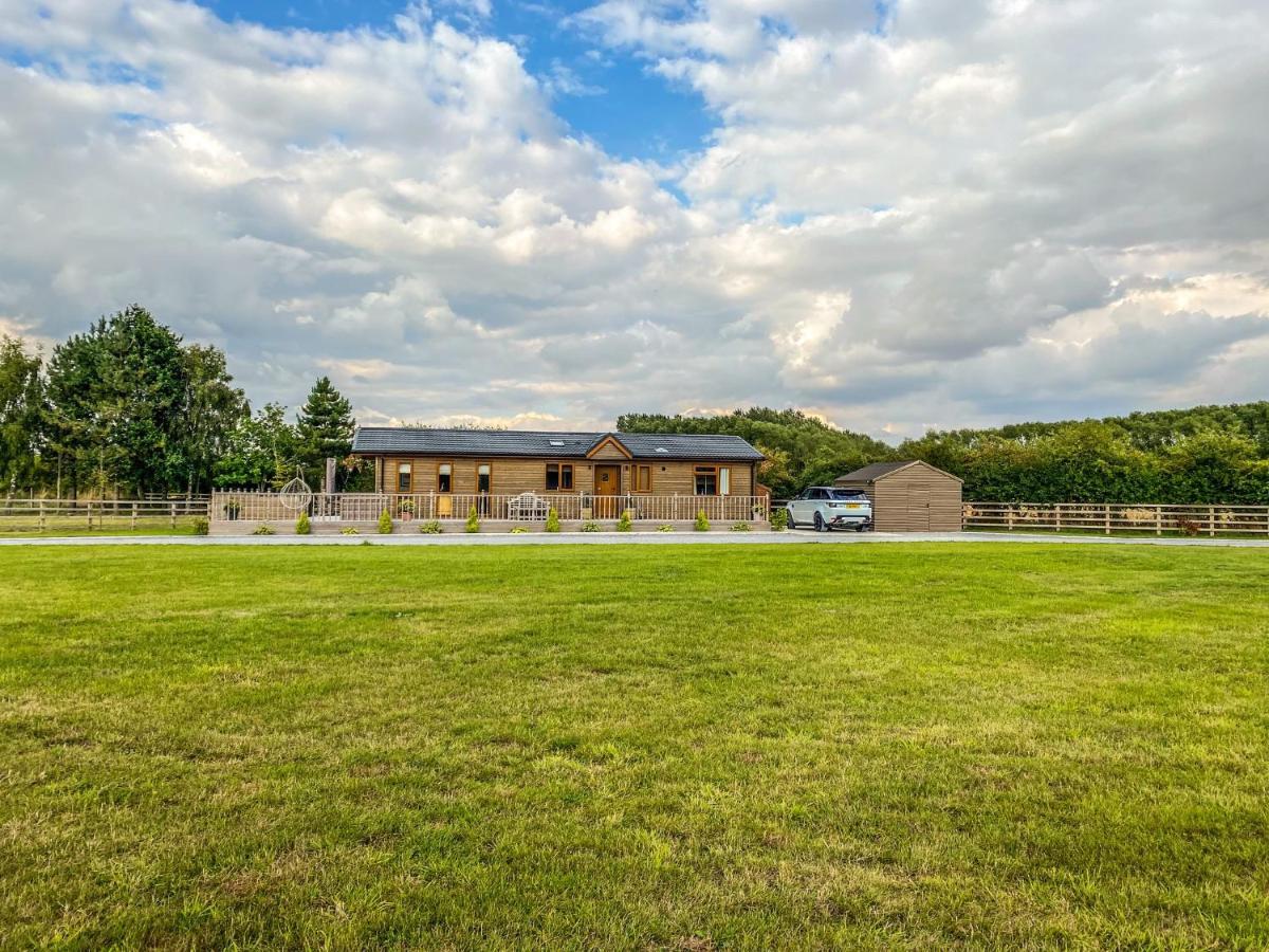 Immaculate 3-Bedroom Private Lodge Near York Exterior photo