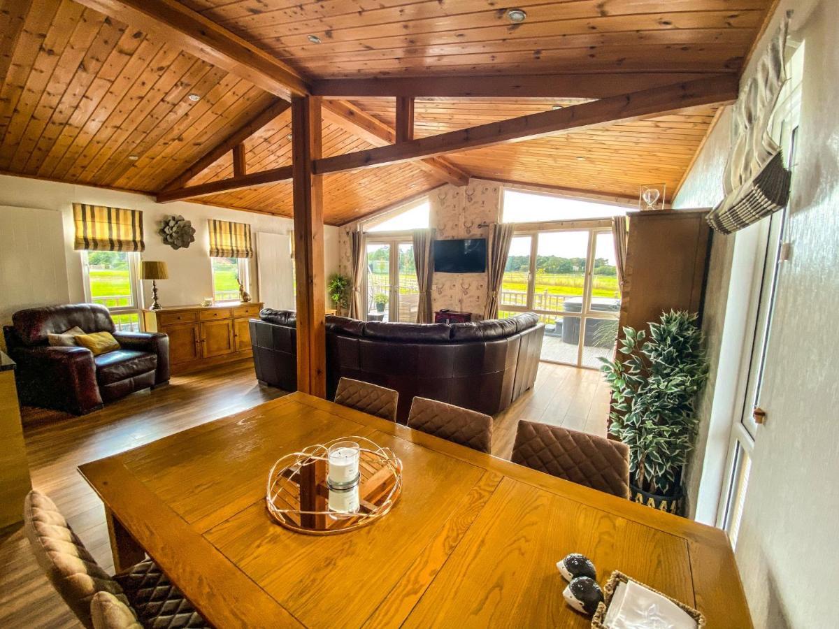 Immaculate 3-Bedroom Private Lodge Near York Exterior photo