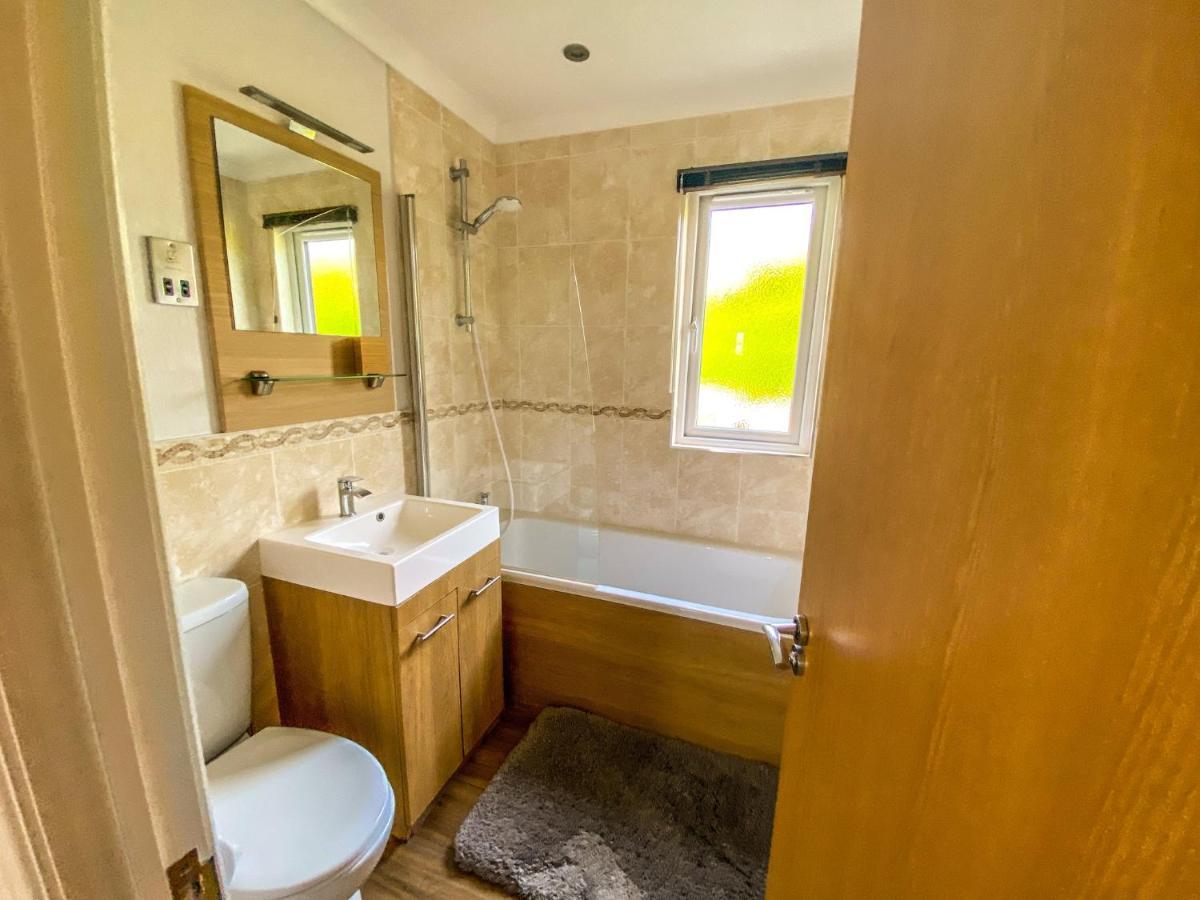 Immaculate 3-Bedroom Private Lodge Near York Exterior photo